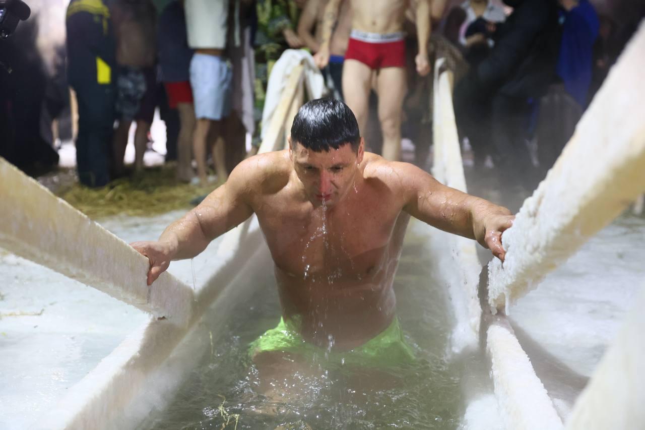 Фото Женщины в бикини и татуированные преступники. В Новосибирске с ажиотажем прошли Крещенские купания в аномальный мороз - 37 ледяных кадров 21